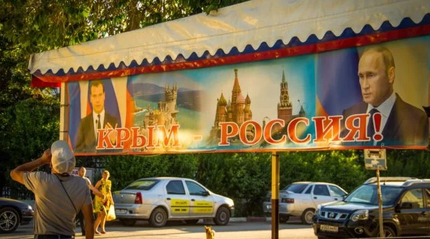 Банер з Путіним та Медведєвим поруч з автовокзалом в окупованій Феодосії