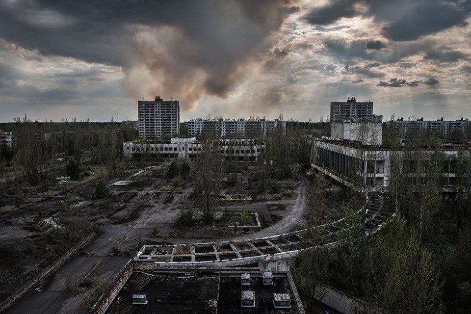 Лесной пожар в городе Припять. Огонь сжигает радиоактивные деревья, пепел поднимается в воздух, а через время выпадает на землю в виде новых радиоактивных осадков.