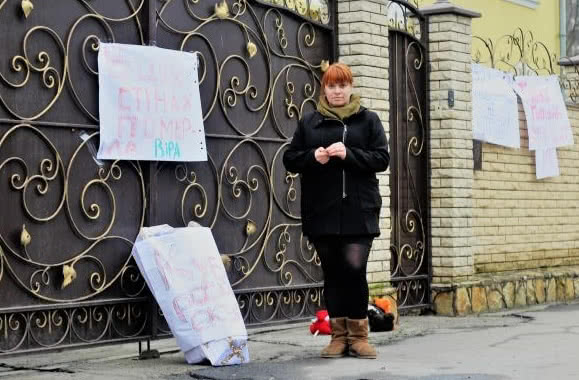 На паркані Вінницької єпархії УПЦ МП повісили плакати, біля нього поклали іграшки і труну з написом 