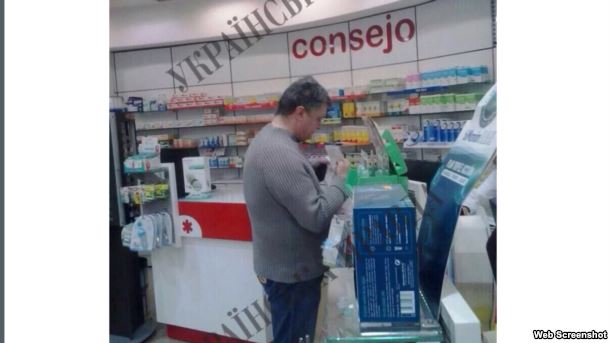 На фото, наданому виданню «Українська правда», президент України купує товари в іспанській аптеці