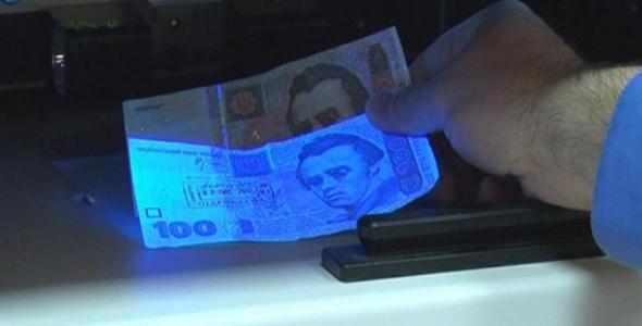 Банківські ошуканці: фінустанови видають фальшиві гроші (відео)