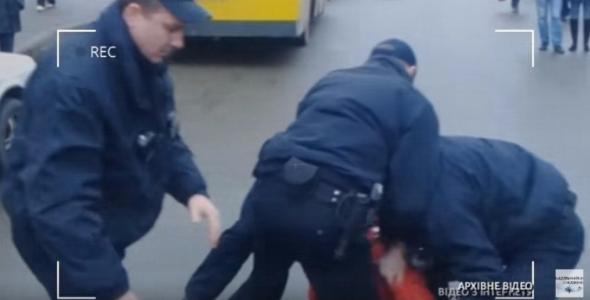 Українських поліцейських б’ють і погрожують їхнім родинам (відео)