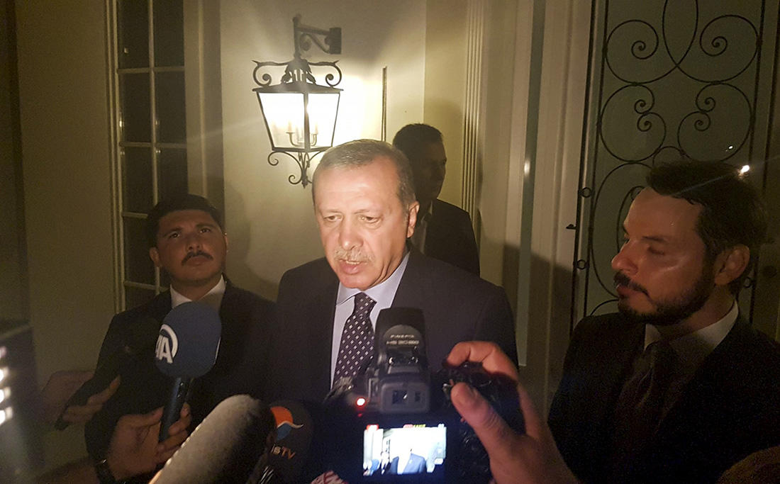 Президент Туреччини Реджеп Таїп Ердоган під час звернення до журналістів, курорт Мармарис Фото: Kenan Gurbuz / Reuters / Scanpix / LETA