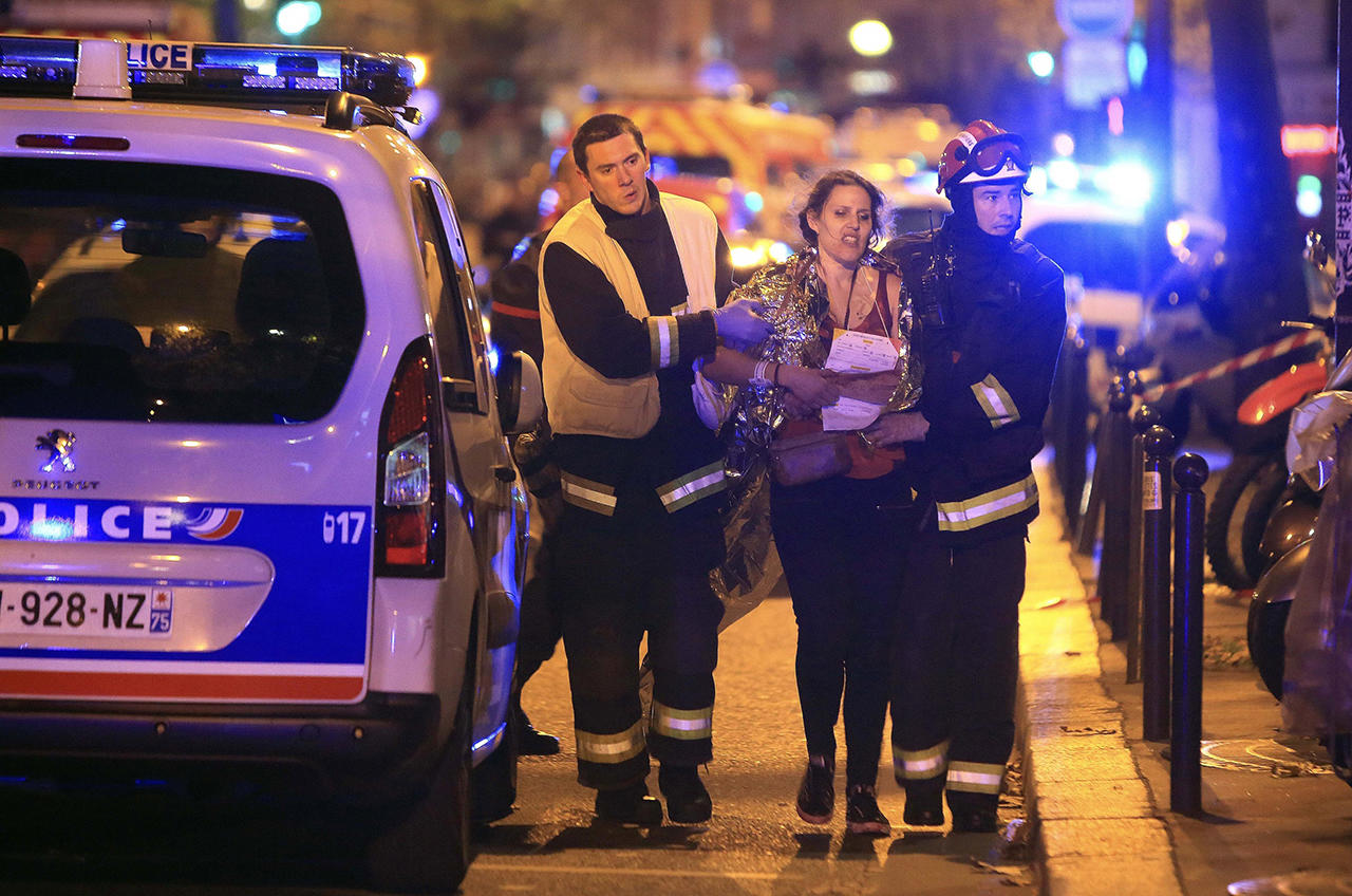 Рятувальники допомагають постраждала під час нападу на театр «Батаклан» в Парижі, 13 листопада 2015 року Фото: Thibault Camus / AP / Scanpix / LETA