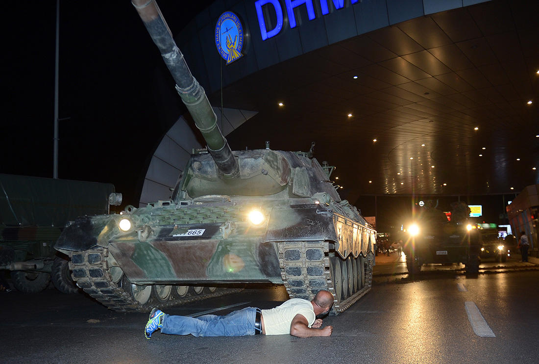 Чоловік під танком бунтівників в аеропорту Стамбула Фото: Reuters / Scanpix / LETA