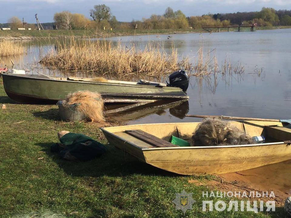 Поліцейські затримали на Київщині браконьєрів, які ловили рибу в нерест