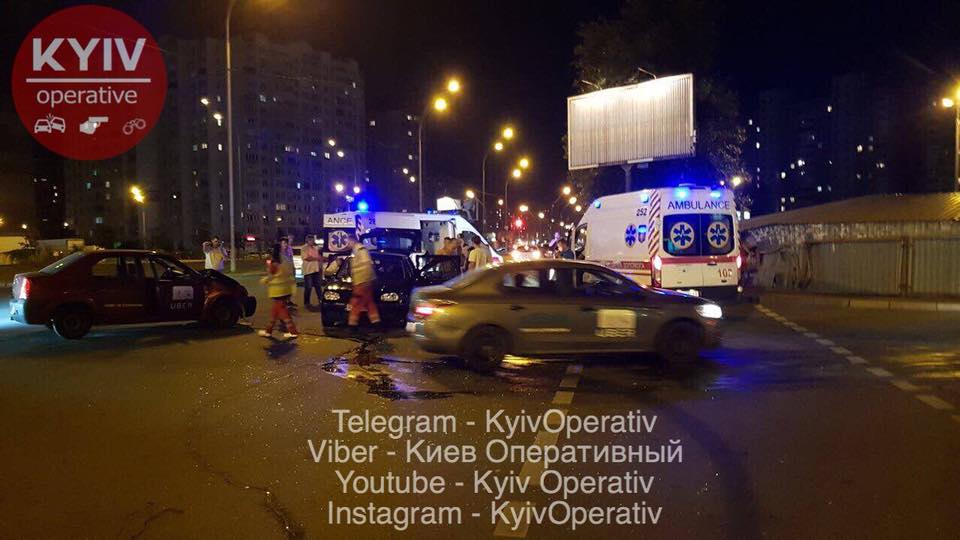 У Києві таксі потрапило в ДТП