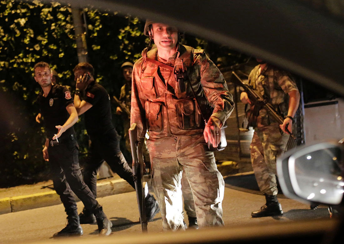 Бунтівні солдати затримують співробітника поліції на мосту через Босфор, Стамбул Фото: Yasin Akgul / AFP / Scanpix / LETA