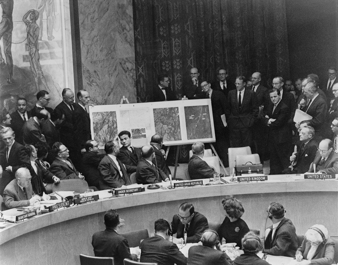 Засідання Радбезу ООН в Нью-Йорку. На стенді — аерофотозйомка ракетних комплексів на Кубі, 25 жовтня 1962 року