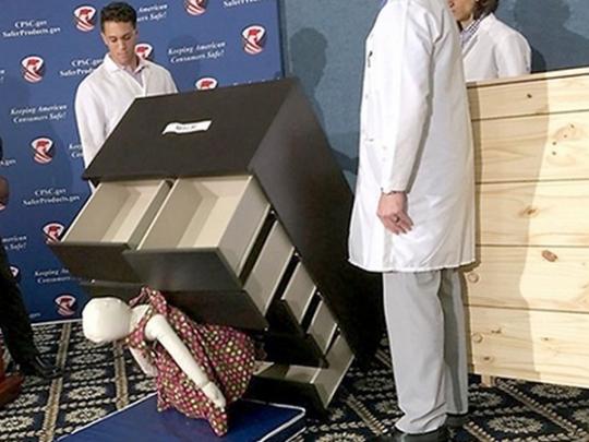 У США проводять інформаційну кампанію про ризики падіння ящиків комодів