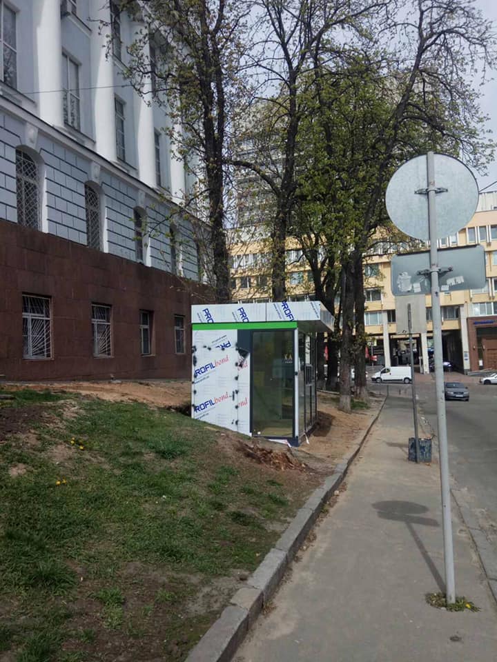 на вул. Богдана Хмельницького вночі встановили МАФ