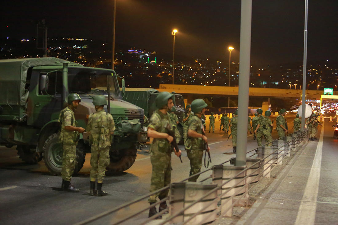 Солдати блокують міст через Босфор, Стамбул Фото: Reuters / Scanpix / LETA