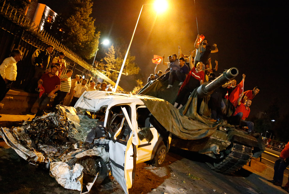 Натовп біля пошкодженої поліцейської машини Фото: Tumay Berkin / Reuters