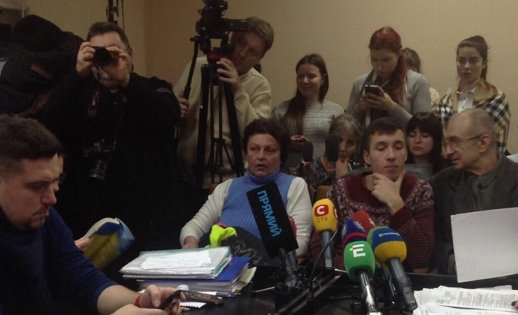 Наркологиня Олена Федірко (зліва в блакитному), яку шукали кілька місяців, щоб вона прийшла в суд