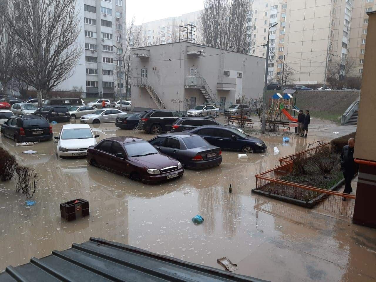 Киев затопило. Потоп во дворе. Прорвало трубу во дворе. Наводнение в Киеве.