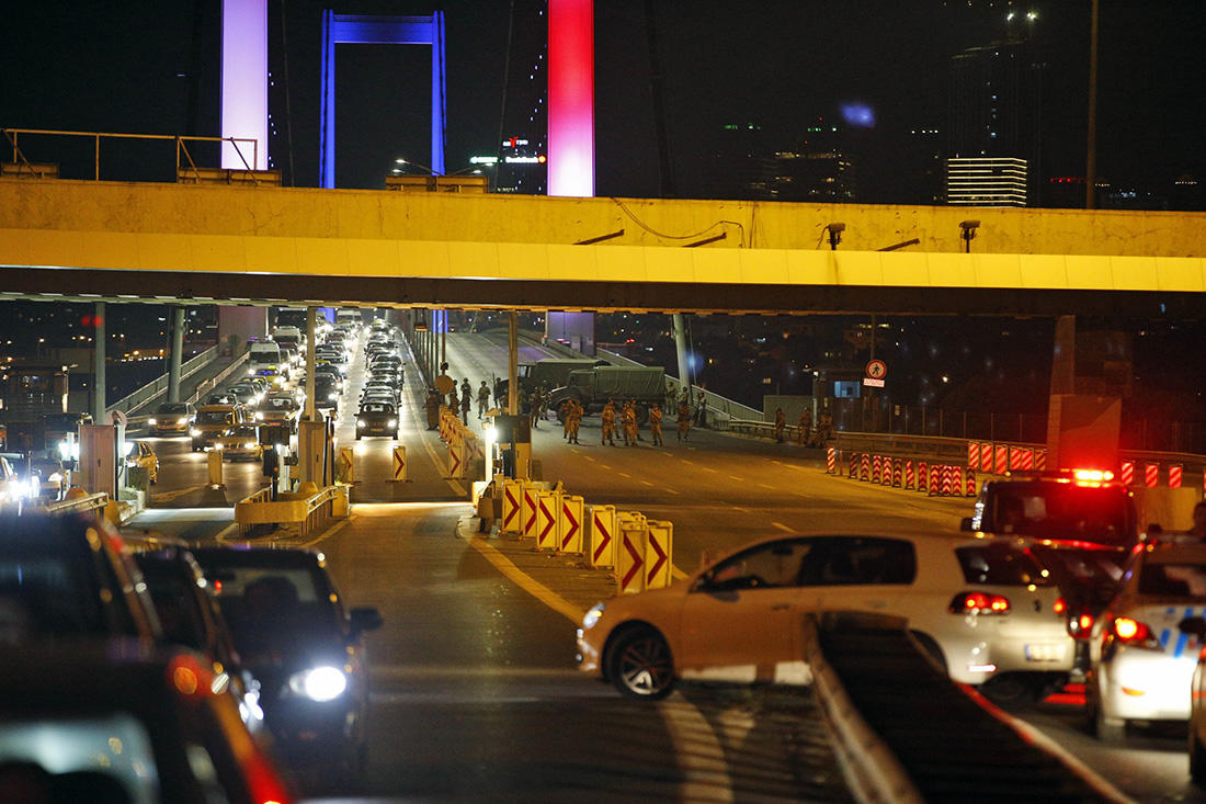 Турецькі солдати блокують міст через Босфор, підсвічений в кольори французького прапору у зв'язку з терактом в Ніцці, Стамбул