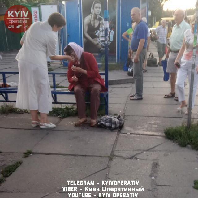 У Києві п'яна бабця впала під колеса автобуса