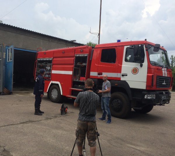 Журналісти "Надзвичайних Новин" скоюють злочин проти "ДНР" - знімають пожежну машину і беруть інтерв'ю