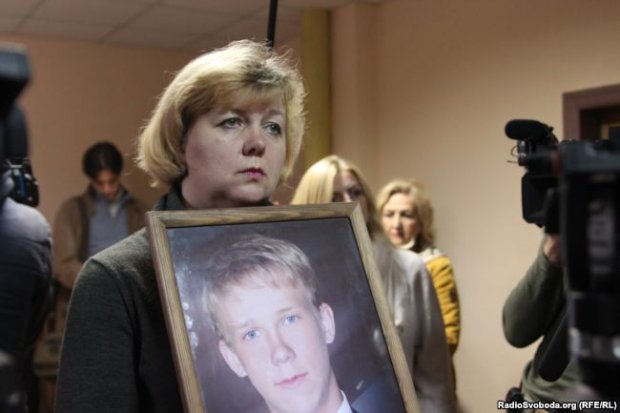 Мати вбитого патріота Сталіна Чубенко з портретом сина 