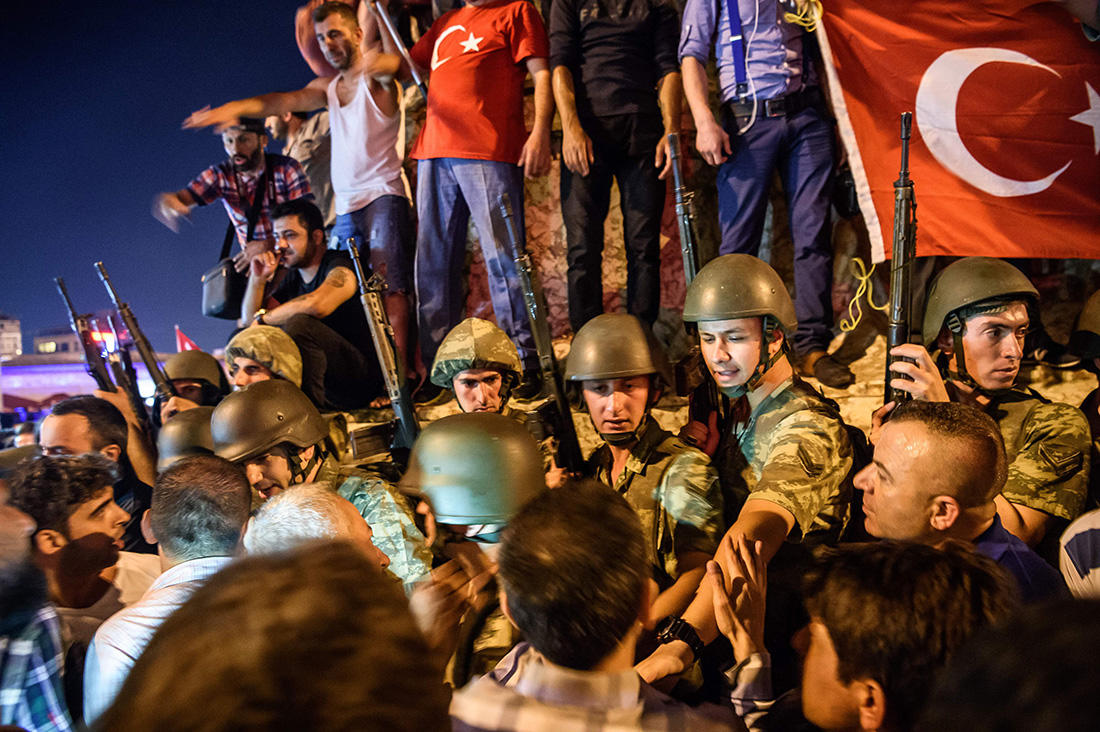 Солдати-бунтівники на площі Таксим і жителі міста, які протестують проти перевороту, Стамбул Фото: Ozan Kose / AFP / Scanpix / LETA