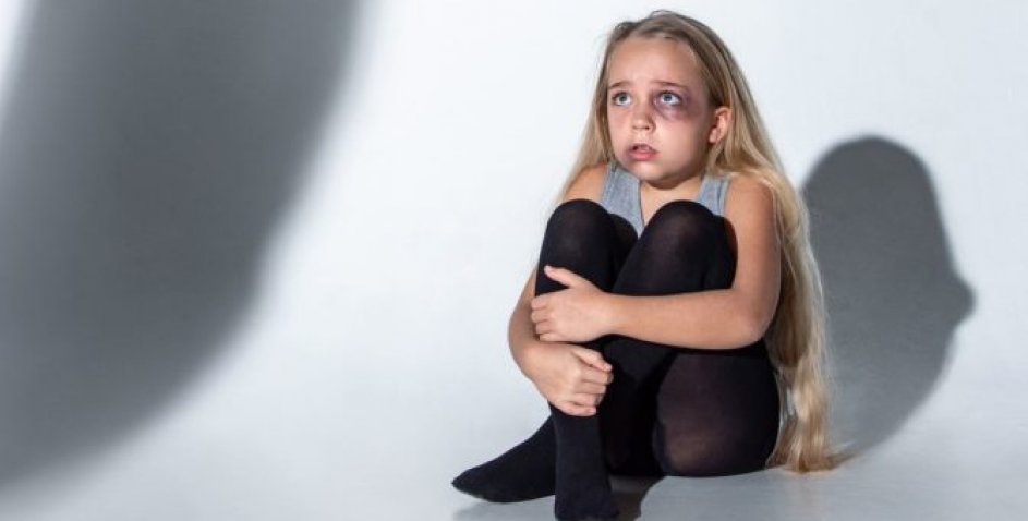 На Одещині педофіл два роки ґвалтував падчерку трьома способами вдома, в авто і лісі: почав у 8 років