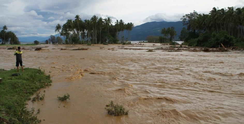 Руйнівна стихія в Індонезії вбила вже 440 людей, ще понад 400 зникли безвісти (відео)