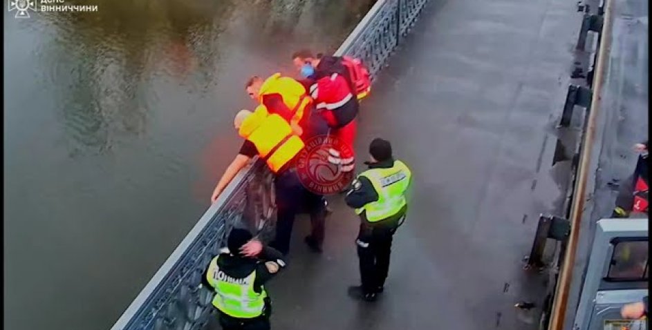 У Вінниці з центрального мосту кинувся у крижану воду і потонув самогубця (відео)