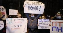 "Київ, вставай!": під Офісом президента силовиків закидують фаєрами і готові зривати бруківку (відео)