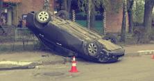 На Житомирщині некерована Хонда вилетіла на тротуар і перекинулася на дах (відео)
