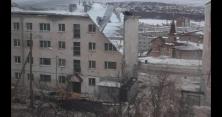 З’явилось відео ураганного вітру у Росії: з будинків зірвані дахи, а люди тримаються за стовпи, аби не полетіти