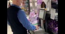 "Золота лихоманка": охоронець супермаркету зважував яйця, щоб знайти акційні прикраси (відео)