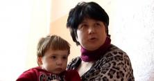 На Івано-Франківщині багатодітна родина живе у зруйнованому будинку (відео)