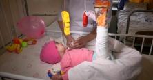 На Дніпропетровщині мати зламала дитині ребра, ноги та стегна (відео)