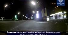 Йшла по зустрічній смузі: у Києві поліцейські на дорозі зупинили неадекватну жінку (відео)