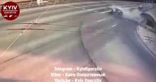 Без шансів: опубліковано відео моменту жахливої ДТП з таксі в Києві