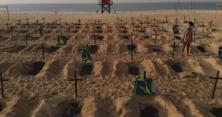 На знаменитому пляжі з'явилося коронавірусне кладовище з сотнею "могил" (відео)