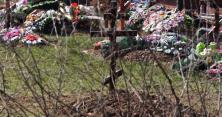 Труна з потрійним захистом на порожньому кладовищі: на Закарпатті поховали жертву COVID-19 (відео)