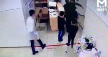 Пацієнт на милицях влаштував епічну бійку з лікарем: відео