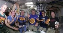 Астронавти МКС приготували піцу в невагомості (відео)