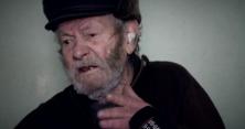 Задзеркалля: біля АП поміж елітних машин пенсіонер вмирає від голоду (відео)