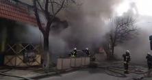 Відео масштабної пожежі в Одесі: згоріли ресторан, магазин та кафе