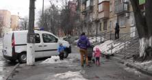 У столиці чоловік взяв у заручники власних дітей