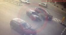 У Дніпрі зіткнулися Ford і ВАЗ: відео моменту аварії