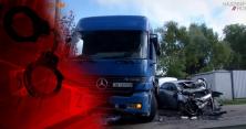Суцільне залізне місиво: скажена Тойота на Київщині вилетіла з повороту і взяла на таран вантажівку (відео)