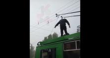 "Дибіл, злазь звідти!": у Харкові з даху тролейбуса силою зняли молодика, який грав на скрипці (відео)