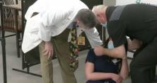 Медсестра знепритомніла у прямому ефірі після вакцинації від COVID-19 (відео) 