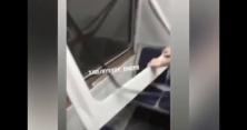 Дівчата-підлітки розтрощили вагон потяга (відео)