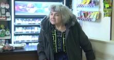 Пенсіонерка тримає у страху багатоповерхівку у Запоріжжі (відео)