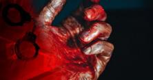 Кров на сходах та стінах: у Харкові сусіди знайшли оголену жінку з пробитою головою (відео)