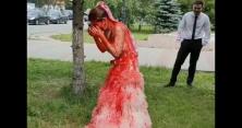 У Росії наречену на виході з РАГСу облили кров'ю (відео)